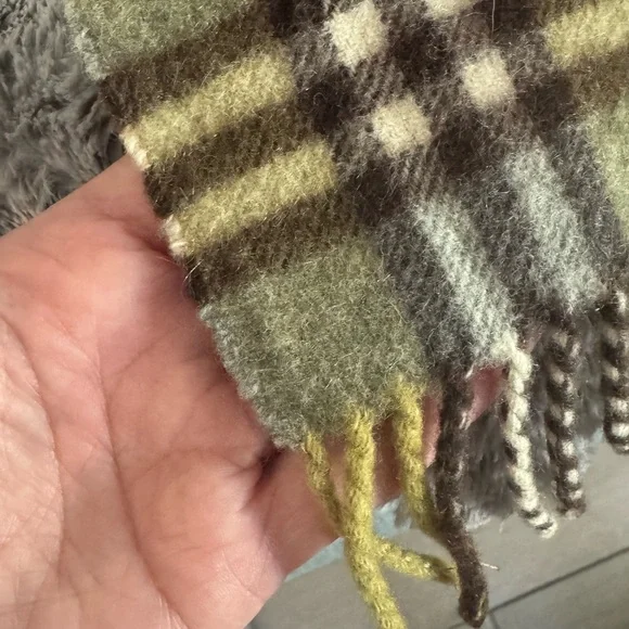 Burberry! Burberry! Burberry! Scarf! - Picture 7 of 7